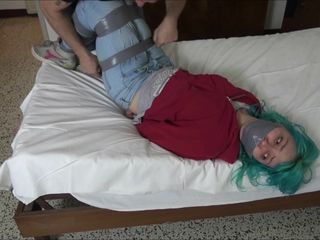 Selfgags classic: Italiensk college flicka: tejpbunden, trosor munkavlad och bar över hans axel!