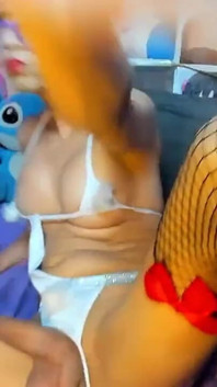 Fată drăguță excitată anal și ejaculare