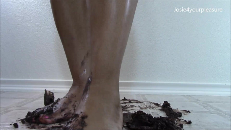 Josie4yourpleasure: Czekoladowy cupcake foot smash HD