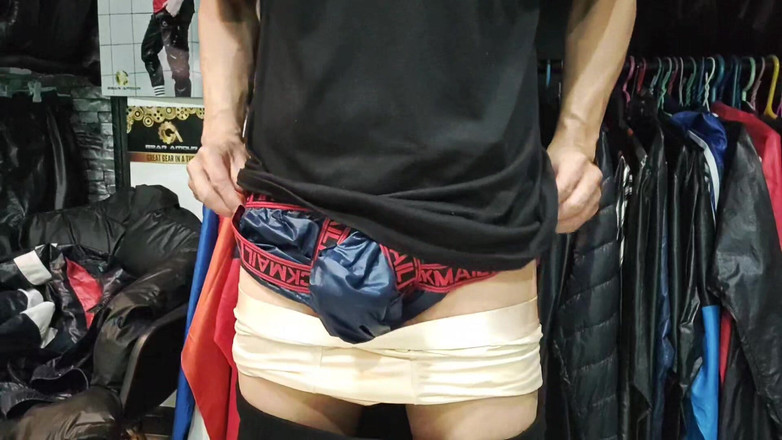 Evilshaman: Glanzend nylon fetisjisme