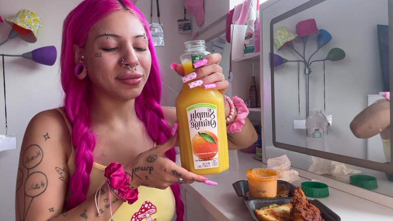 Nali Marie: Mukbang горячая цыпленка, пикантная с удушением лица, бимбо переедает миниатюрную тинку поедает плошинг в видео от первого лица, Mozzarella палочки с длинными ногтями поедает пищу