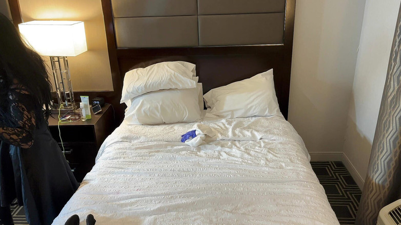 Sissy Bailey Wilde: Dominatrix neukt gothic travestiet