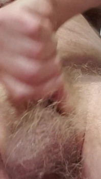 Drobný čůrák čůrá a stříká