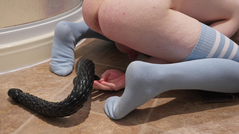 Fempolar: La femboy prende enormi dildo in profondità