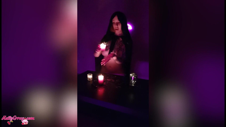Katty Grray: Gehuld schatje masturbeert op Halloween-avond