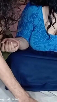 Indische Desi mollige vrouw trekt mijn buurman af en hij grijpt haar grote borsten tijdens live webcamshow