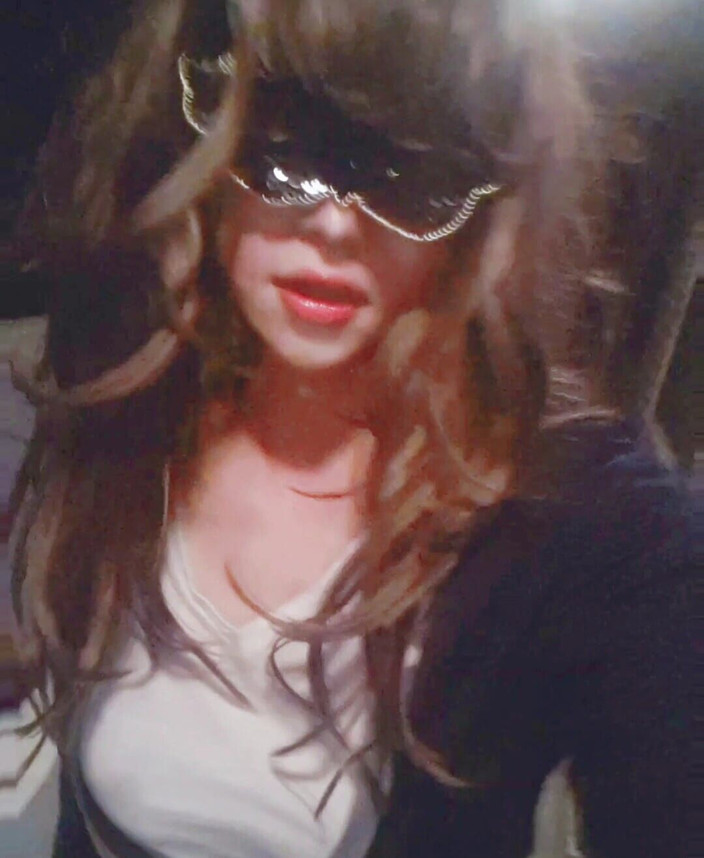 Harinni: 是时候上大学了！穿着Prtty裙子的亚洲放荡大学生带着振动器进入她的大学，秘密地玩耍。