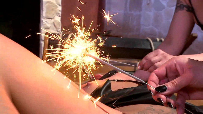 German BDSM MMV: İtaatkar Köle Bağlı Ve Azdırıyor