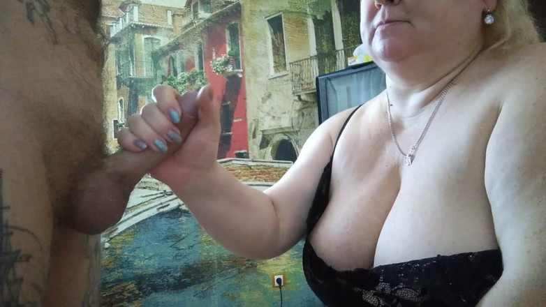 Zona901: Mother-in-law sucks cock in the kitchen