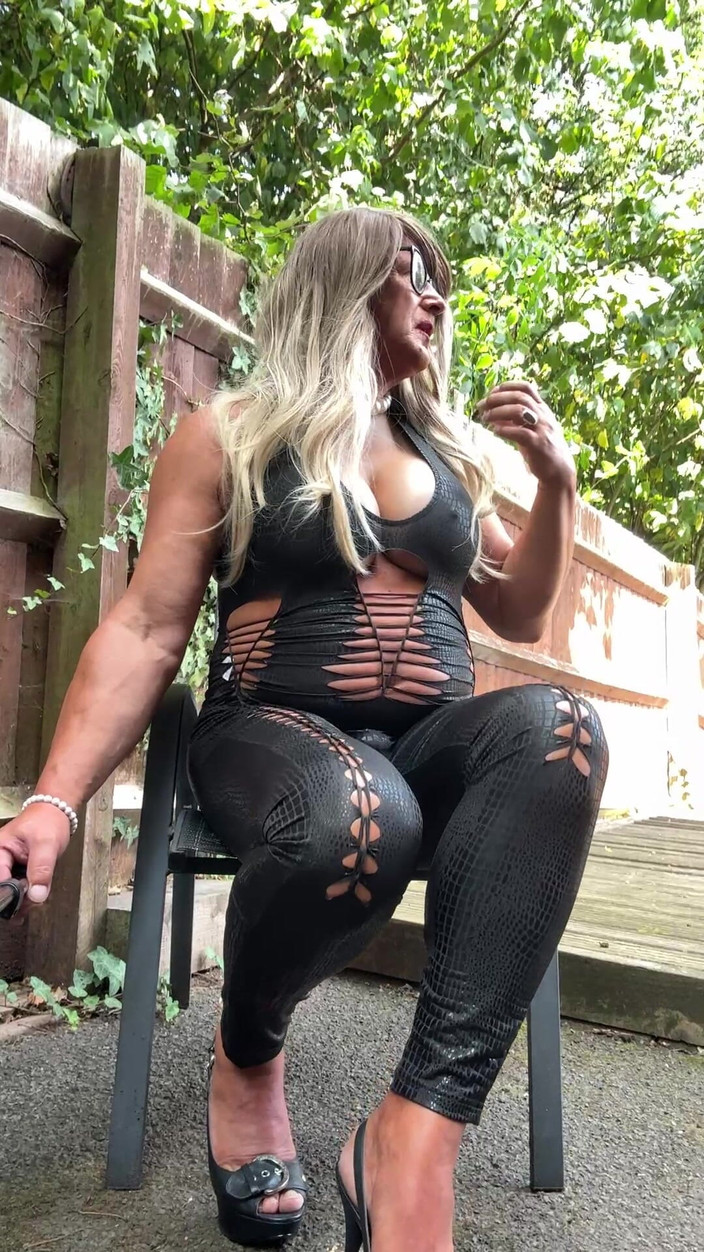 Kellycd2022: La sexy travestita kellycd2022 in tuta e tacchi in pvc...