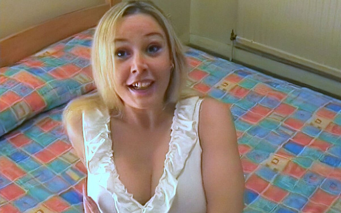 Real Sex Pass: Sexy blondýnka se svléká a dostane zpocený sex cvičení