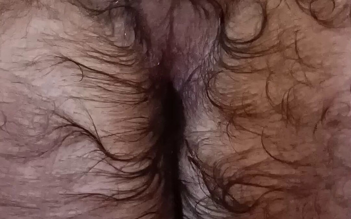 Gold & Spice: Hårig solo anal träning med lila dildo