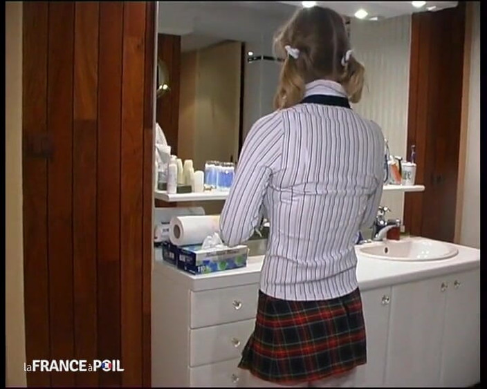 French Family Secrets: Siswi seksi rambut pirang dengan stoking ketat ini dientot habis-habisan...
