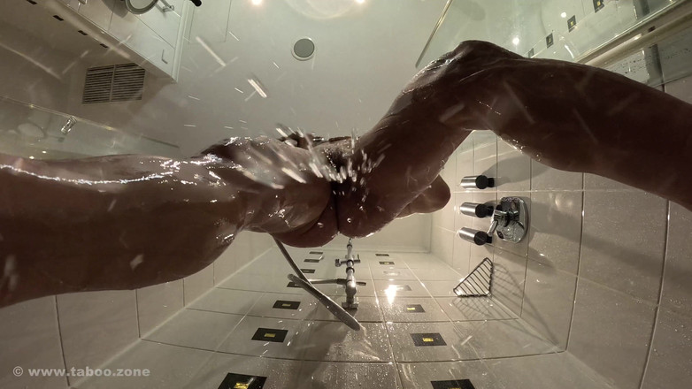 Nude Sportswomen: Gel benimle duş