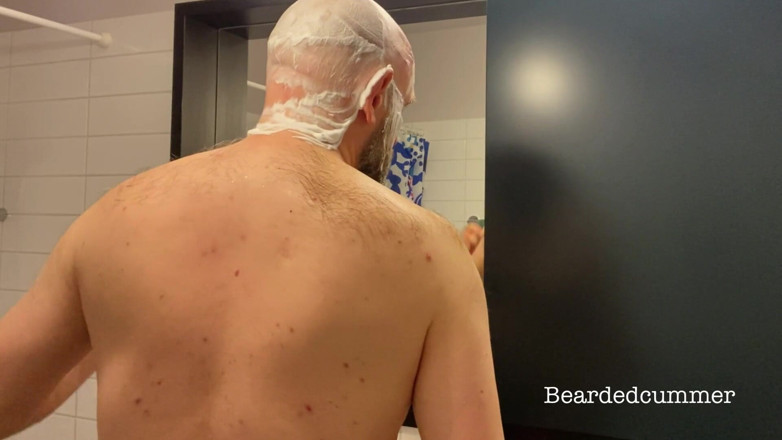 Beardedcummer: Ayah beruang mencukur kepala botaknya, tidak ada air mani