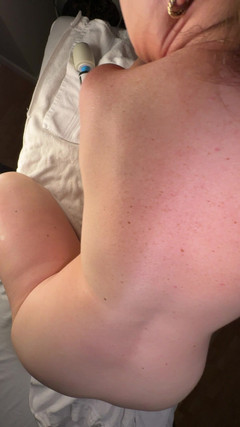 Avril Showers: Tesão de milf tem orgasmo intenso com varinha hitachi