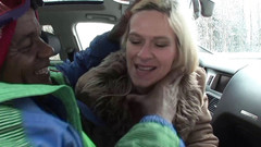 Black Market: Propíchnutá prsatá milfka je análně udeřena velkým černým pérem