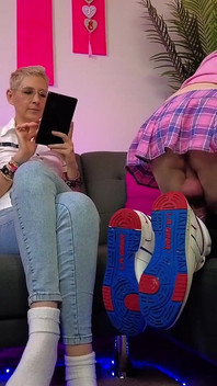 Mädchen melkt ihre sissy-schlampe