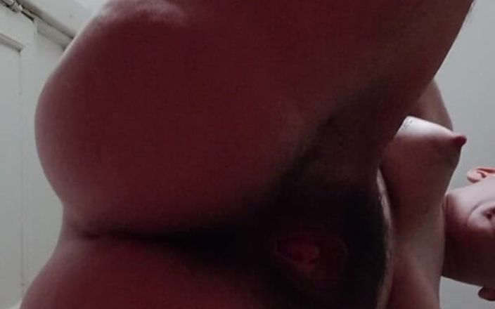 BW_Dolphin: 裸体主义者的健身瑜伽。毛茸茸的熟女在裸体健身房裸体瑜伽。令人难以置信的视图