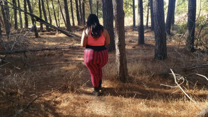 Riderqueen: Une belle-mère rouge promène son gros cul dans la forêt
