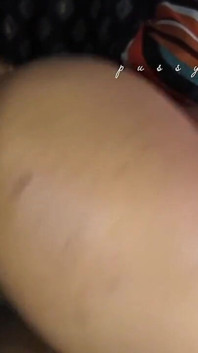Je chevauche mon énorme bite monstrueuse sur le lit