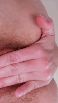 Aku lagi asik masturbasi memekku dengan jembut lebat - close up