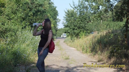 Pee Adventures: Brunetă slabă face autostopul cu vezica plină