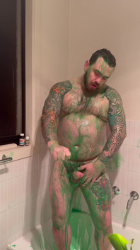 Beruang gemuk menutupi dirinya dengan slime dan