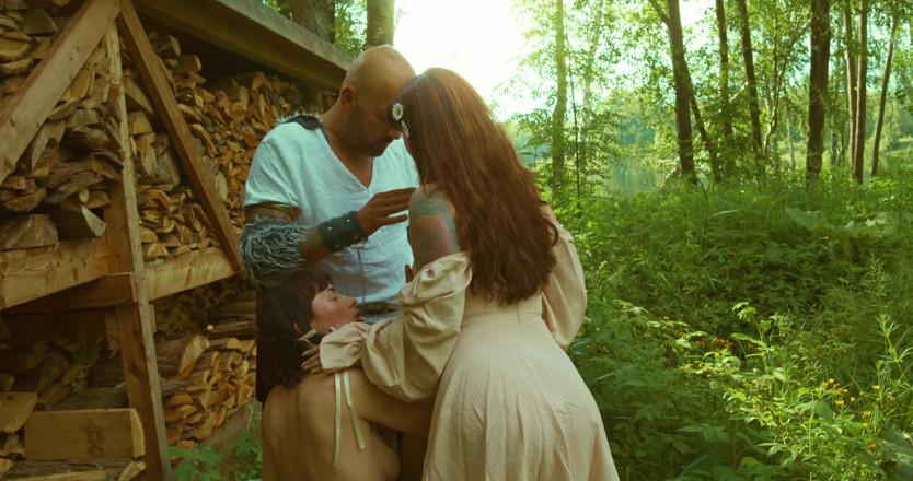 Amirah Adara: Rąbanie drewna