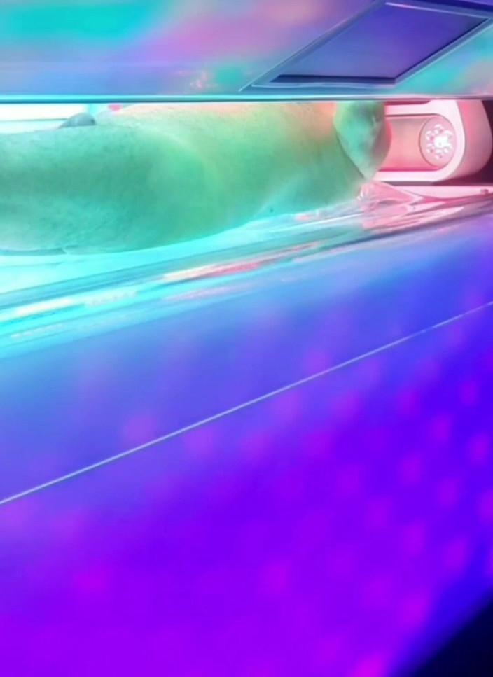 MaleModel: Обнажение в салоне загара