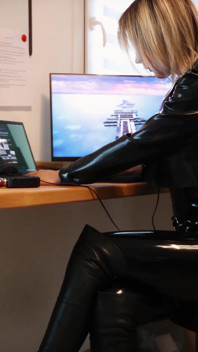 Ben je een fetisjist voor leren laarzen en latex? Meesteres Julia