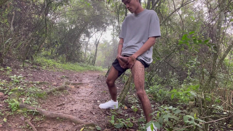 vergar4_daviid: Lagi asik ngocok kontol di luar ruangan