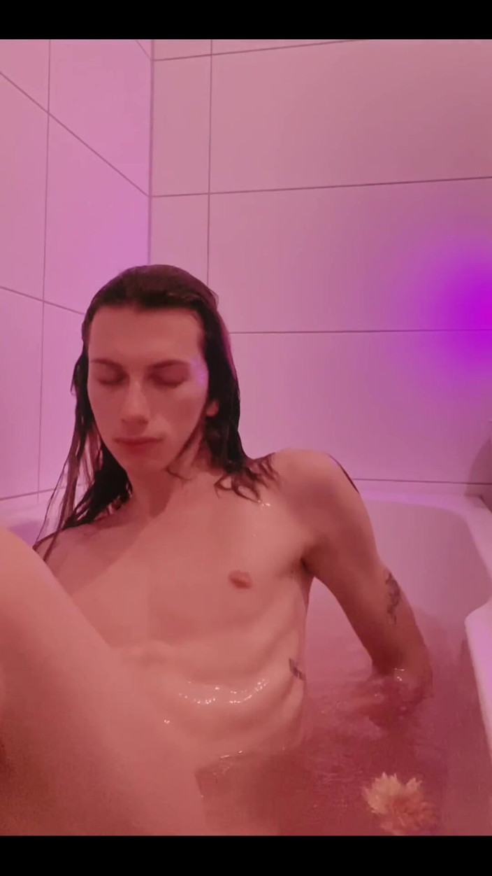 iamtonyrey: Vypadá to, že se koupeš minulý týden