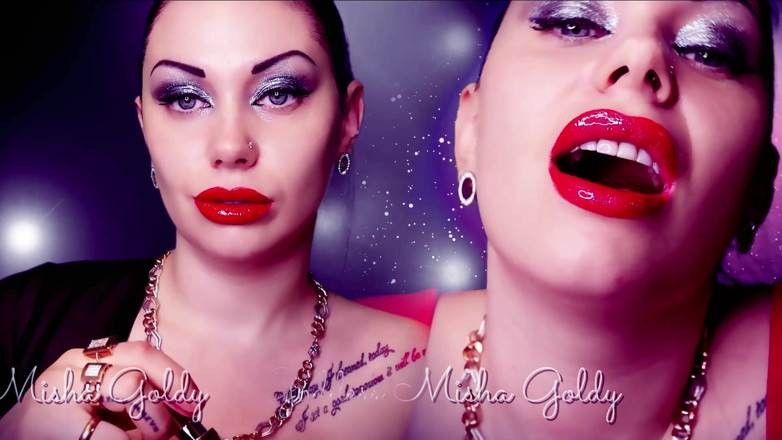 Goddess Misha Goldy: Mijn betoverende rode lippen voelen goed aan op mijn vriendje...