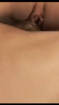 Sexy brunetka s velkými prsy si ráda užívá jako děvka, která si nechává ošukat mokrou kundičku