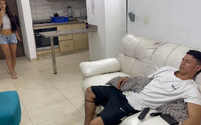 Kyleipalvin: 我的小继妹在派对后迟到了，作为惩罚，我狠狠地操她