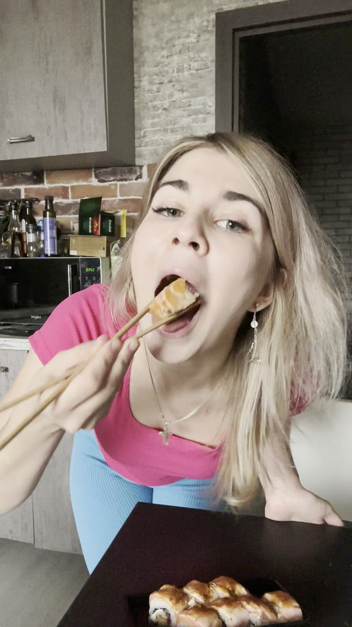 Misty Phoenix: Je mange juste des sushis et je parle