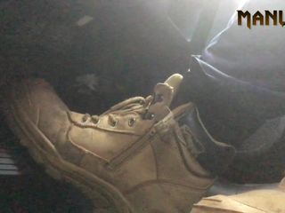 Manly foot: 踩到金属踏板 - 肮脏的靴子踏板推蹬的乐趣