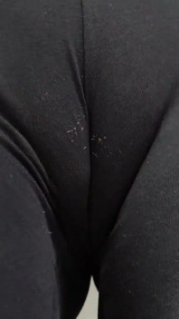 Aku nunjukin stoking seksiku pakai legging