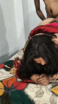 Bhabhi desi berkongkek tegar di mulut dan pantat dalam gaya doggy semasa bercakap kotor Hindi