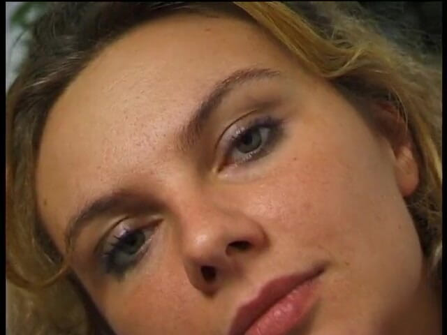 POV Orgasms: Dolce bionda si masturba prima di essere sditalinata in azione...