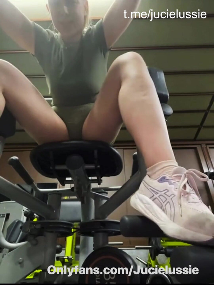 JuiceLussie: Pizdă nebună futută în public în sala de sport