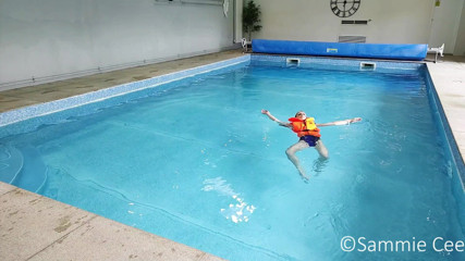 Sammie Cee: Lifejacket sviming soot pool vishram