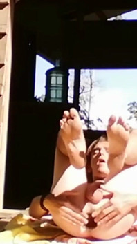 Il giovane gay apre il culo e si masturba al sole