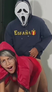 Ngentot ibu tiri kerudung merah di halloween