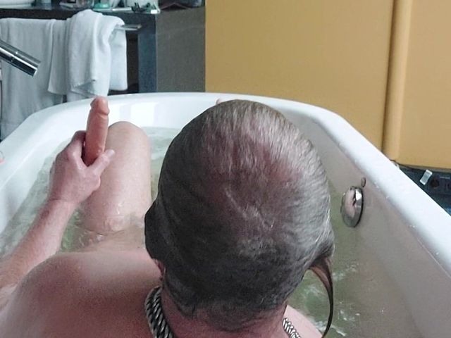 New Thong in a Bath 2 (Thongslut)