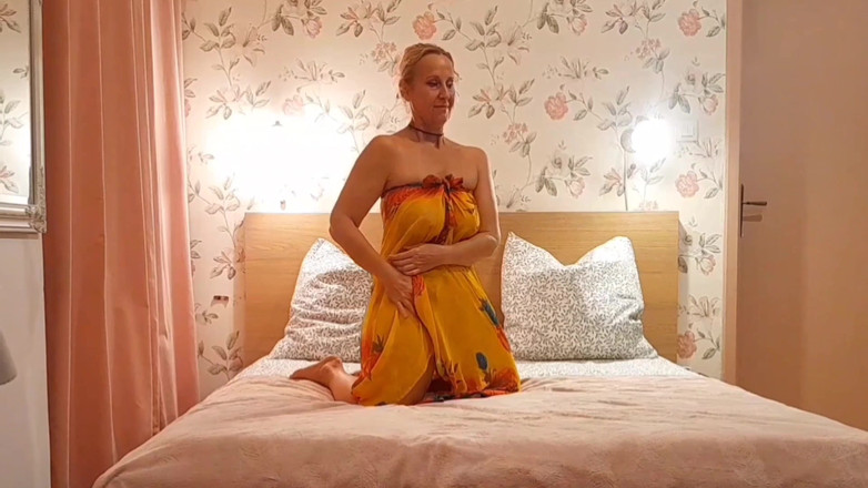 Selena701: Amatörblond mogen fru njuter av sexlekar på kvällen