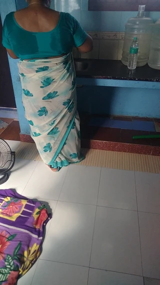 Tamil lesbian: Big MILF Aunty Saree Wearing