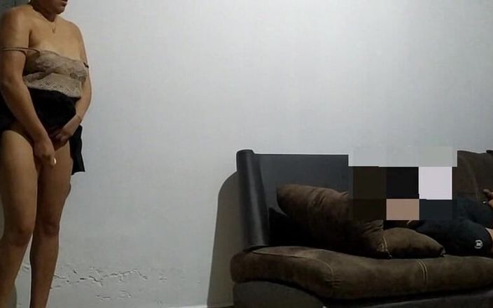 Katerine: 義理の兄がソファでオナニー!