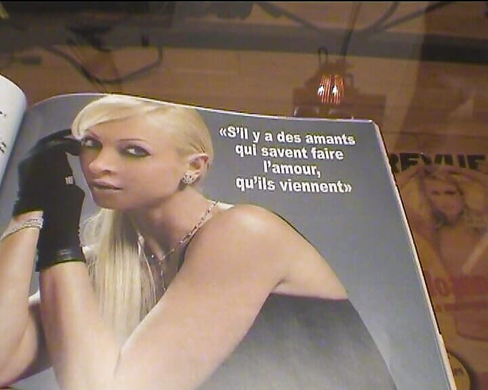 Monde Francais: Awek Perancis tebal dapat batang besar dalam pantatnya secara tidak...